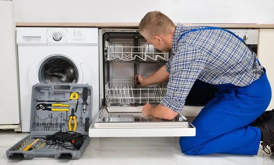 Dikili Electrolux servisi teknisyen ekibi beyaz eşya tamiri yaparken